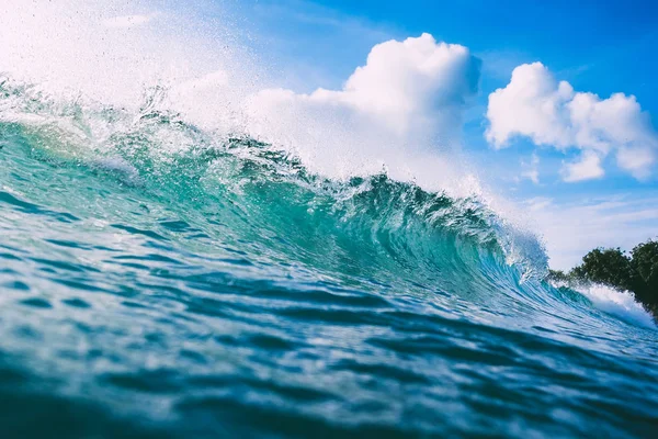 Salpicando grande onda do mar — Fotografia de Stock