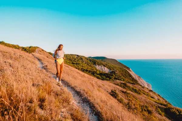 doğada mutlu bir kadın