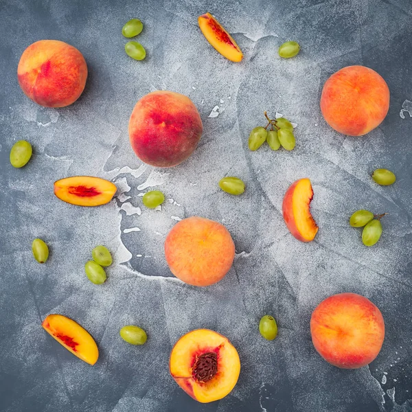 taze şeftali ve üzüm.