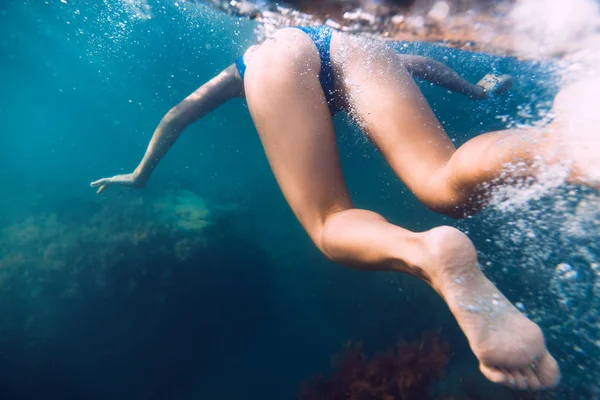 Mujer flotando en el océano tranquilo . — Foto de Stock