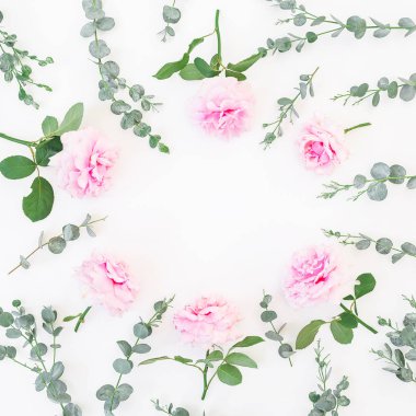 çiçekler ve okaliptüs dalları 