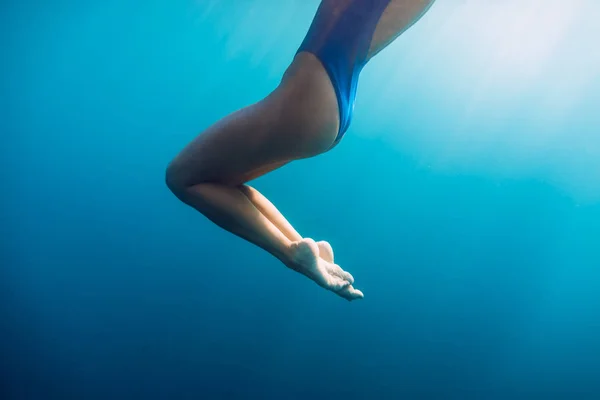 ผู้หญิงลอยอยู่ในมหาสมุทรที่เงียบสงบ . — ภาพถ่ายสต็อก