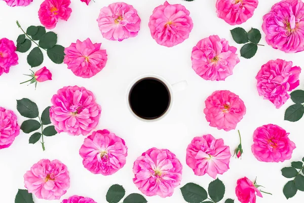 pembe çiçekler ve siyah kahve fincanı 