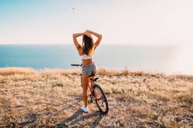 Bisiklet rahatlatıcı ile kadın