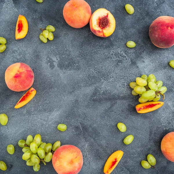 taze şeftali ve üzüm.  