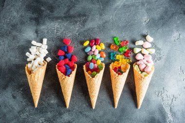 renkli parlak çeşitli şekerler