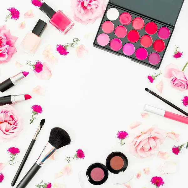  Resepsiyon kozmetik ve aksesuar beyaz arka plan üzerinde. Düz yatıyordu, en iyi görünümü.