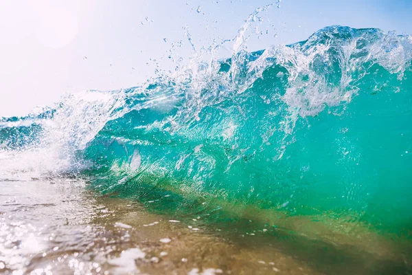 大きな海の波のしぶき — ストック写真