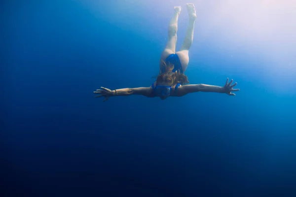 Mulher flutuando no oceano tranquilo . — Fotografia de Stock