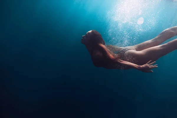 Frau treibt in ruhigem Ozean. — Stockfoto