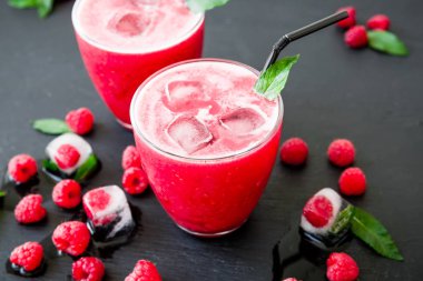 Çilek ile kokteyl serinletici ahududu ezilmiş buz soğuk