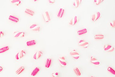 Beyaz arka plan üzerinde Marshmallows. Düz yatıyordu 