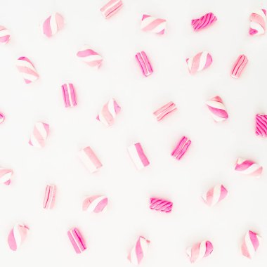 Beyaz arka plan üzerinde Marshmallows. Düz yatıyordu 