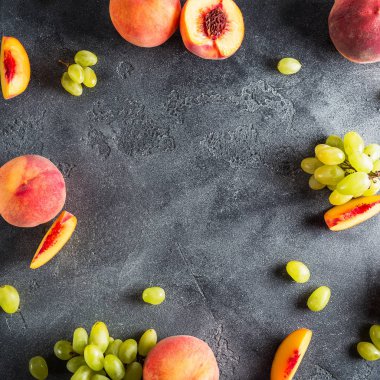 taze şeftali ve üzüm.  