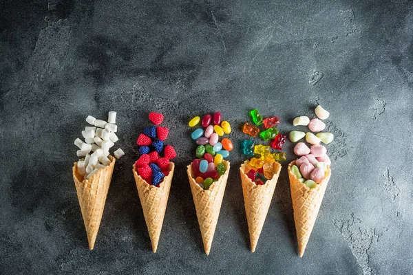 Coloridos caramelos brillantes surtidos — Foto de Stock
