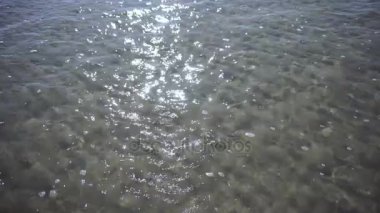 Okyanus dalgaları ve kum güneşli gün ile. Doğal doku