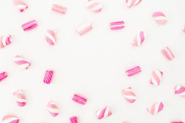 Beyaz arka plan üzerinde Marshmallows. Düz yatıyordu 