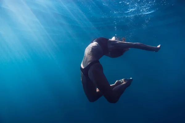 Mujer flotando en el océano tranquilo . — Foto de Stock