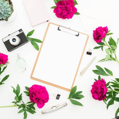 İleti örneği, vintage fotoğraf makinesi, gözlük ve pembe peonies dolu tablonun Üstten Görünüm 