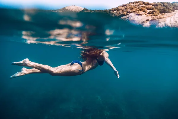 Femme flottant dans un océan calme . — Photo