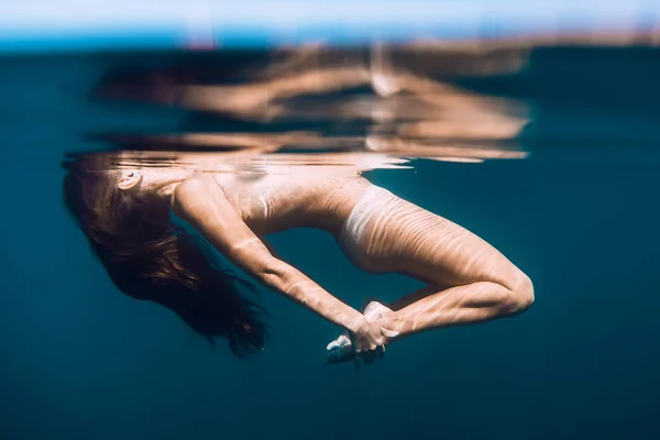 Femme flottant dans un océan calme . — Photo