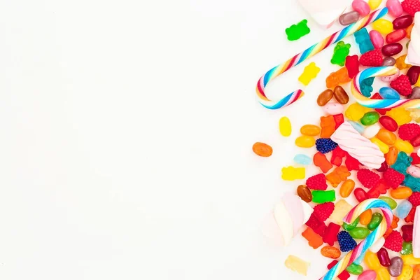 Parlak Şeker Şeker Kamışı Beyaz Arka Plan Üzerinde Düz Yatıyordu — Stok fotoğraf