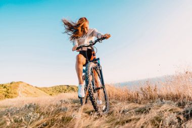 Bisiklet rahatlatıcı ile kadın