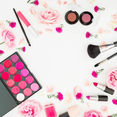  Resepsiyon kozmetik ve aksesuar beyaz arka plan üzerinde. Düz yatıyordu, en iyi görünümü.