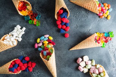 renkli parlak çeşitli şekerler