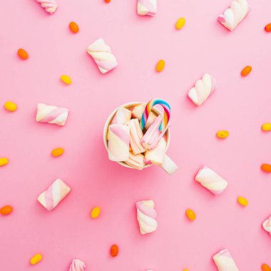  Marshmallow ile beyaz kupa 