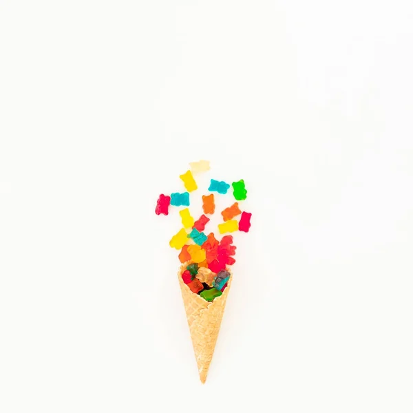 Cone Waffle Com Doces Brilhantes Fundo Branco Deitado Plano Vista — Fotografia de Stock