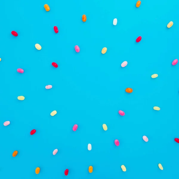 Helle Bonbons Auf Blauem Hintergrund Flache Lage Draufsicht — Stockfoto
