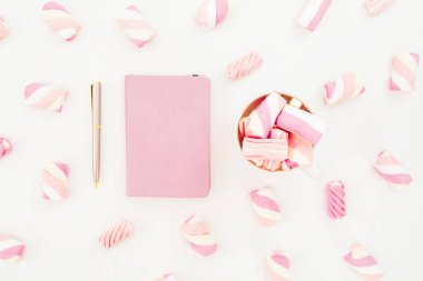 Marshmallow kapuçino kupa ve defter, kalem. Düz yatıyordu, en iyi görünümü