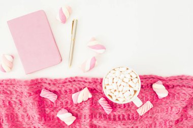 Marshmallow kapuçino kupa ve defter, kalem. Düz yatıyordu, en iyi görünümü