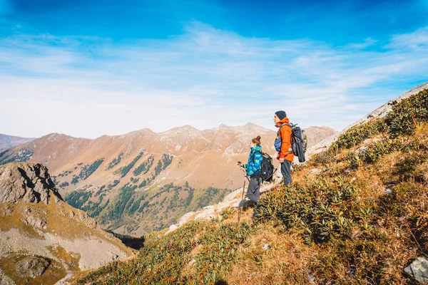 Caminantes Las Montañas Los Turistas Descienden Montaña —  Fotos de Stock