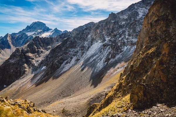 Гірський скелястий пейзаж з травою . — стокове фото