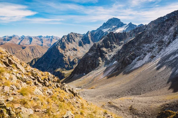 Paysage rocheux de montagne avec herbe . — Photo