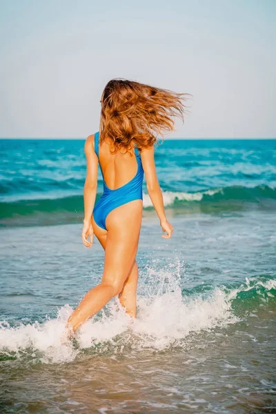해변에서 편안한 여자 — 스톡 사진