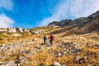 Dağlarda yürüyüş yapanlar. Turistler dağdan iner