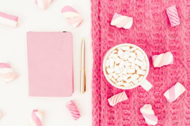 Marshmallow kapuçino kupa ve defter, kalem. Düz yatıyordu, en iyi görünümü