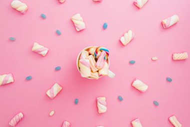 pembe bir arka plan üzerinde marshmallow ile kupa.