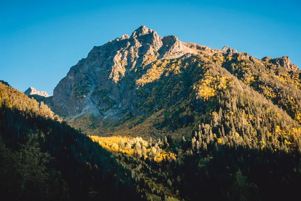Kayalık dağ manzarası — Stok fotoğraf