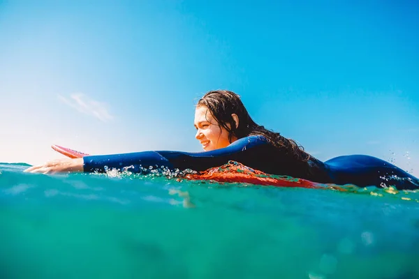 Mulher no surf board — Fotografia de Stock