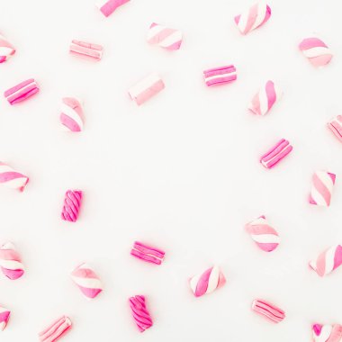 Beyaz arka plan üzerinde Marshmallows. Düz yatıyordu 