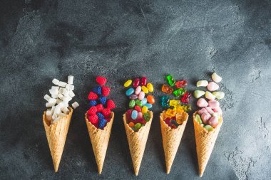 renkli parlak çeşitli şekerler