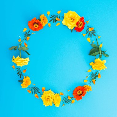 Sarı ve kırmızı çiçekler 