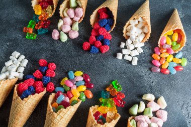 renkli parlak çeşitli şekerler