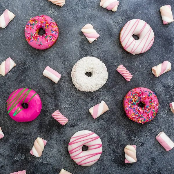 Marshmallow ile pembe çörek. — Stok fotoğraf