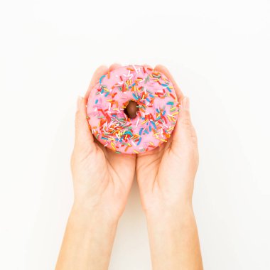 lezzetli tatlı çörek beyaz arka plan üzerinde tutan kadın