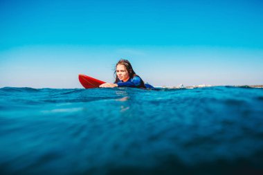 Sörf tahtası üzerinde genç seksi kadın 